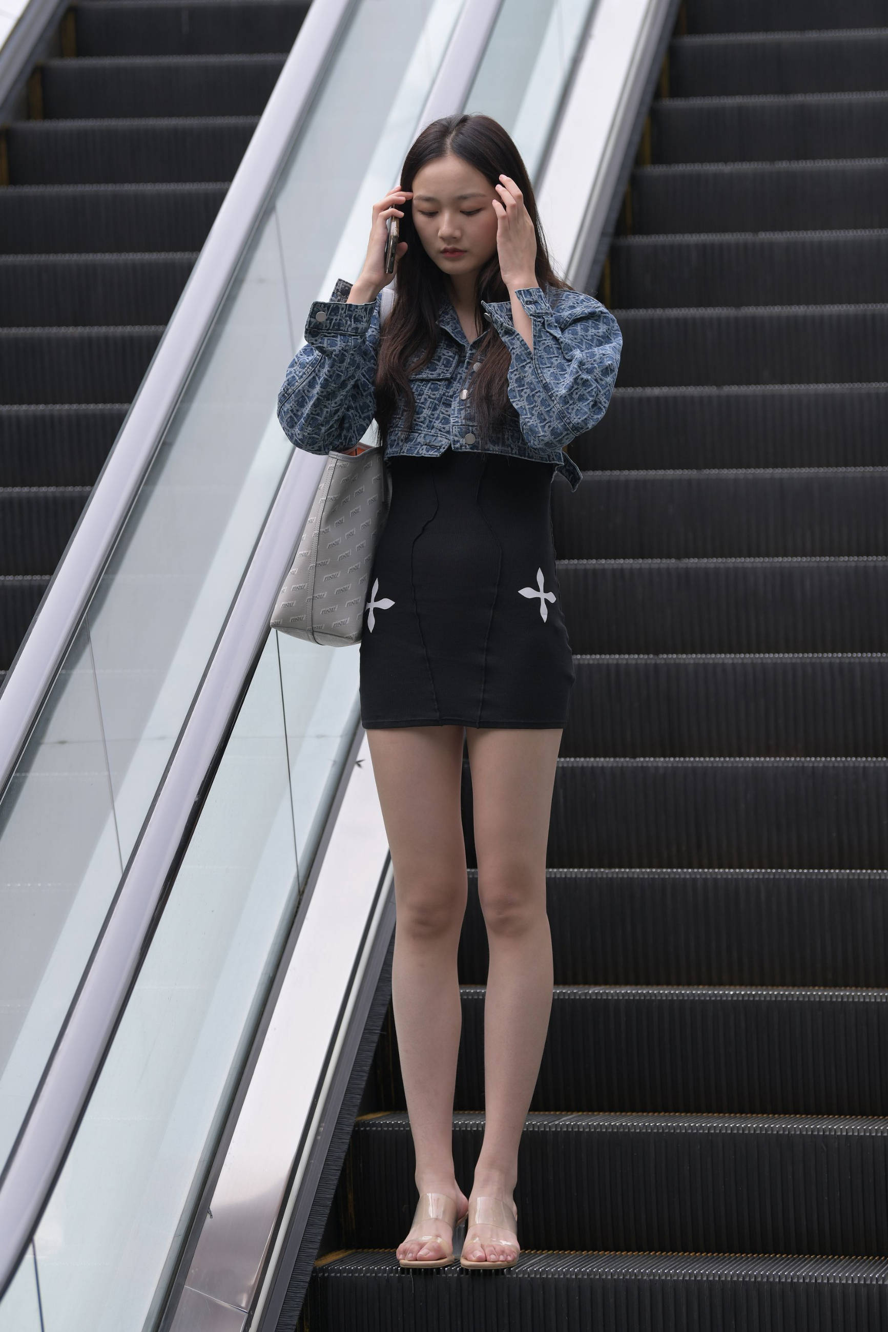 【视频+套图】包臀群包不住白皙纤细的美腿