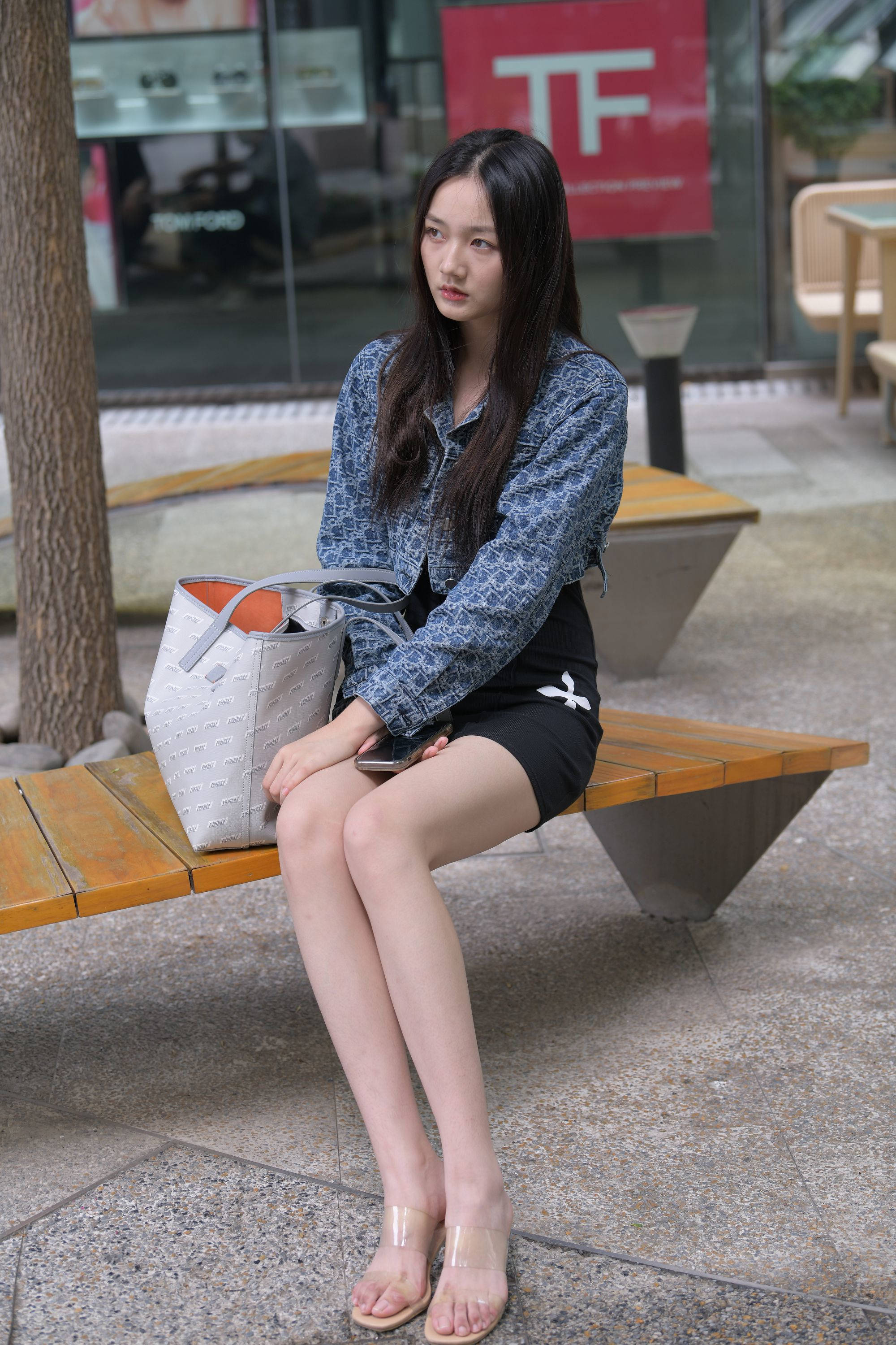 【视频+套图】包臀群包不住白皙纤细的美腿