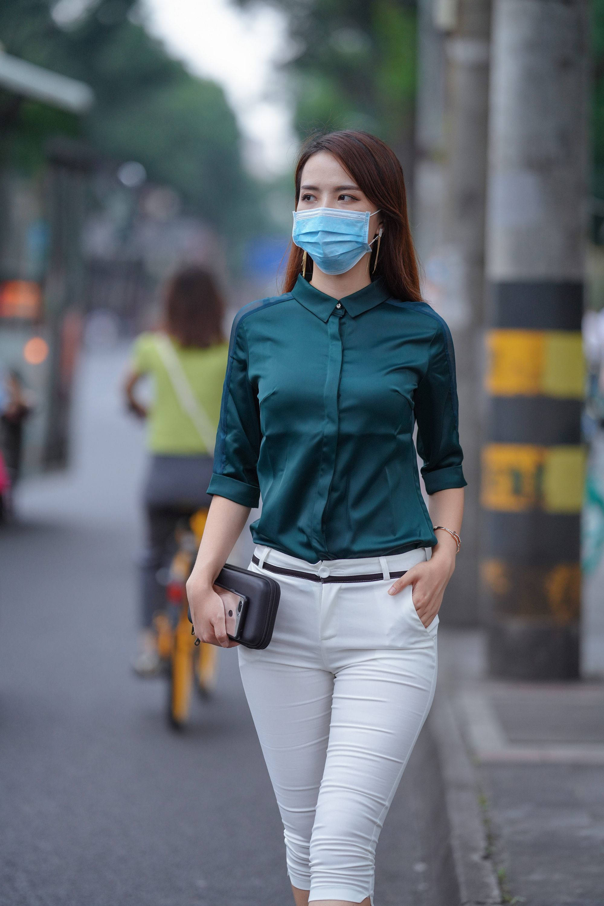 【套图+视频】美女在家穿着白色浅透紧身库