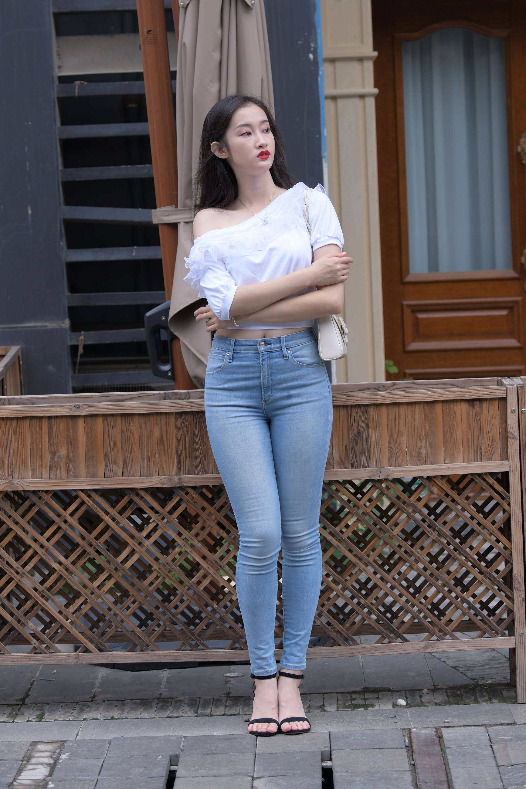 【视频+套图】圆润肉感紧身牛仔裤美女