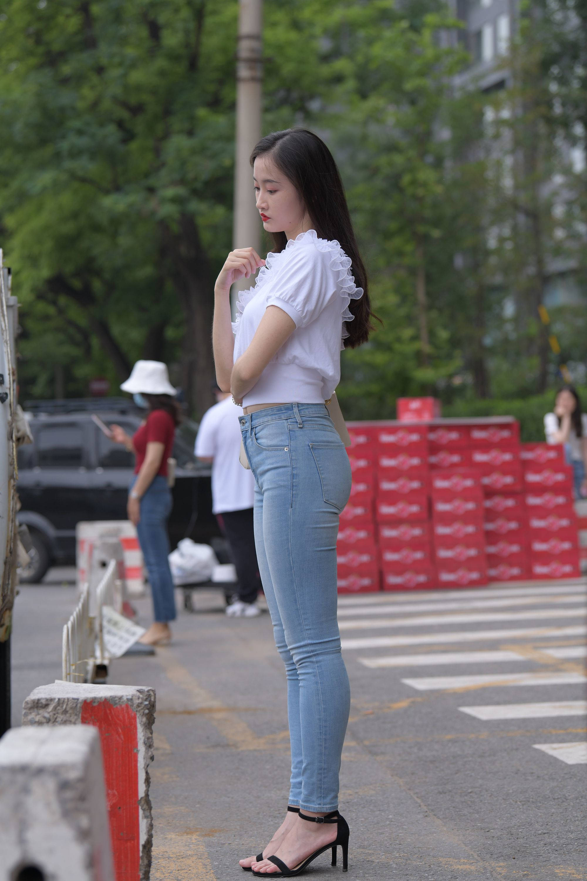 【视频+套图】圆润肉感紧身牛仔裤美女