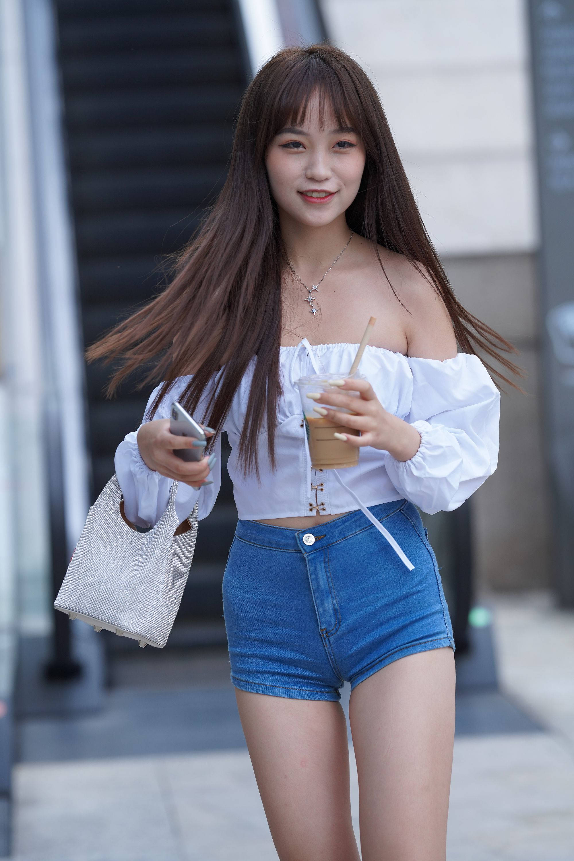 【套图+视频】清新可爱的热裤女孩