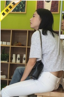 性感紧身白色铅笔裤美女[MP4/4GB]