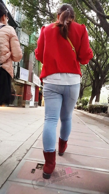 牛仔裤MM，腿有点粗啊[575M/MP4]