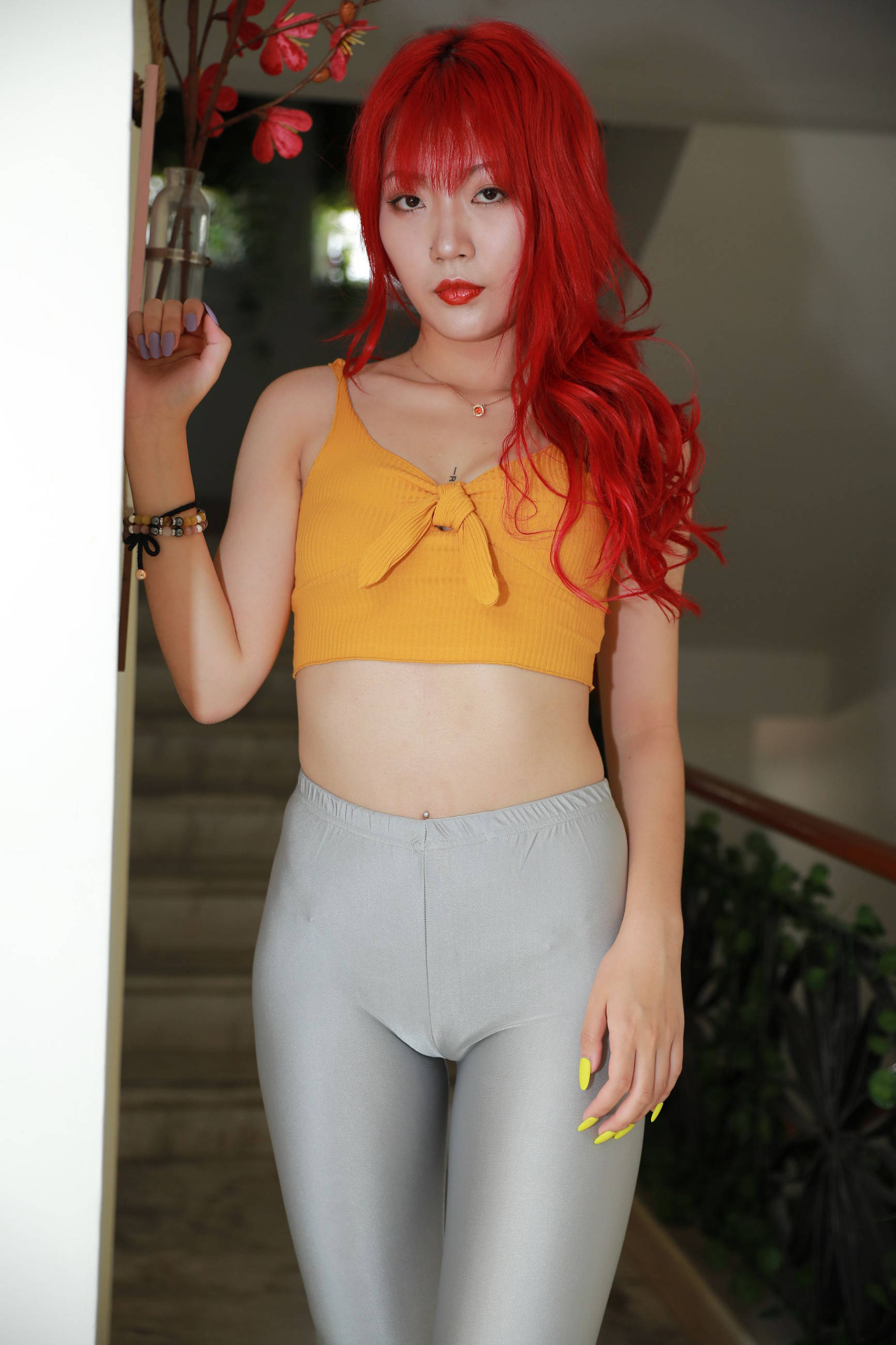 银色紧身裤红发美女（无水印精品）
