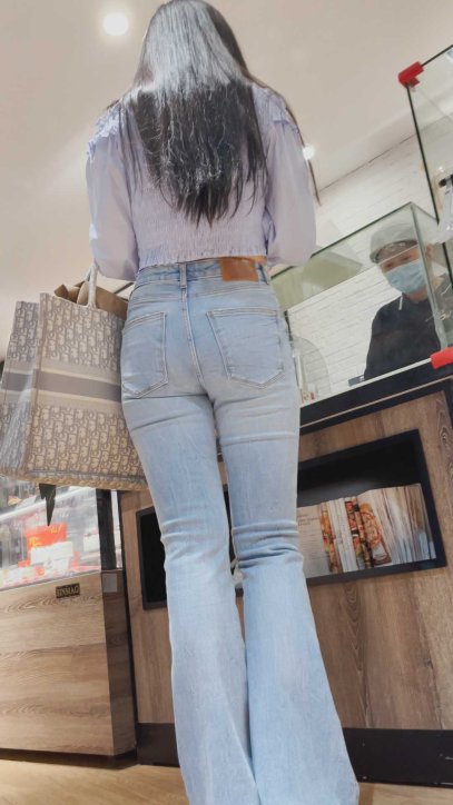 一个人穿着紧身牛仔裤逛街应该很无聊