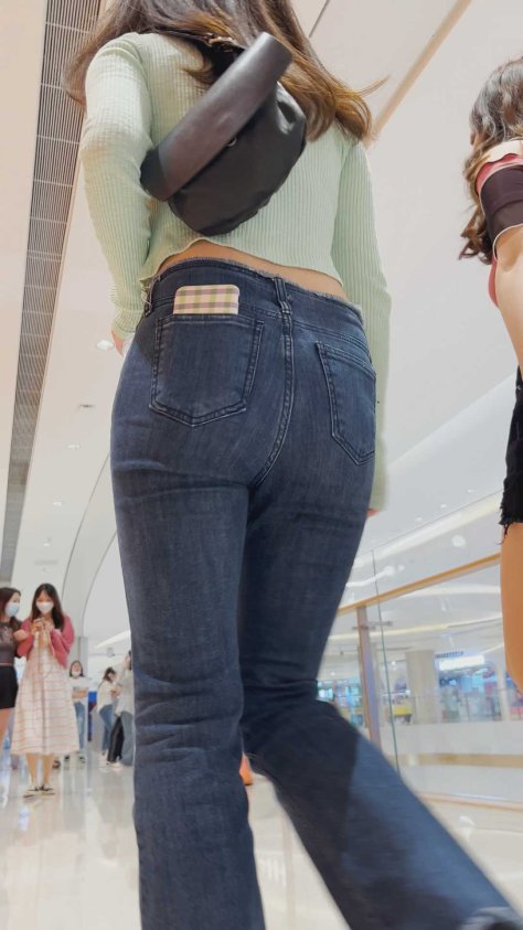 露肚脐超紧牛仔金三角长发美女