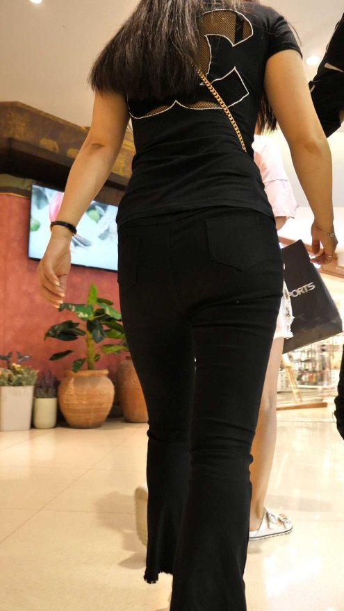 （图）紧身黑裤翘臀长发少妇