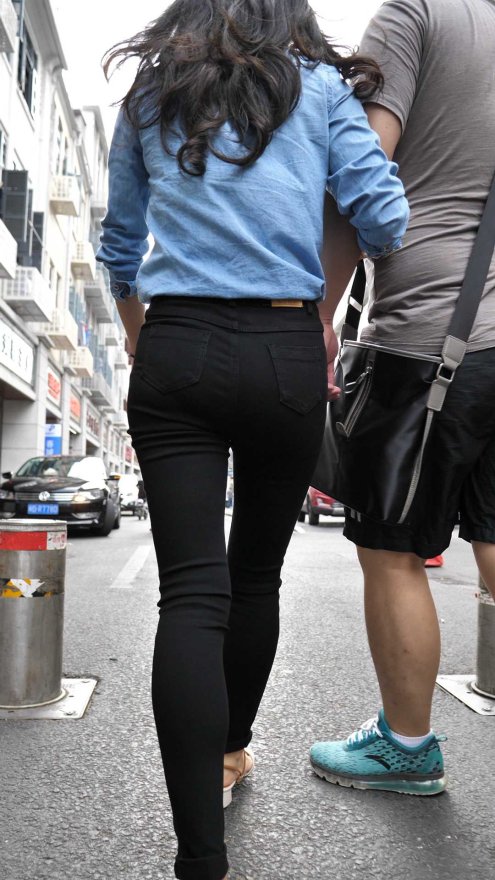 （图）黑裤细腰紧臀美女与胖友压力大