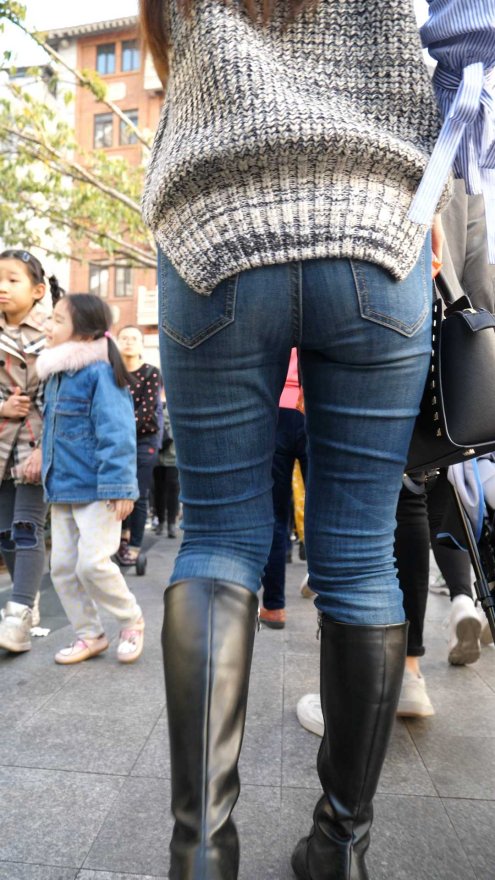 （图）高挑牛仔深沟宽大臀长发美女