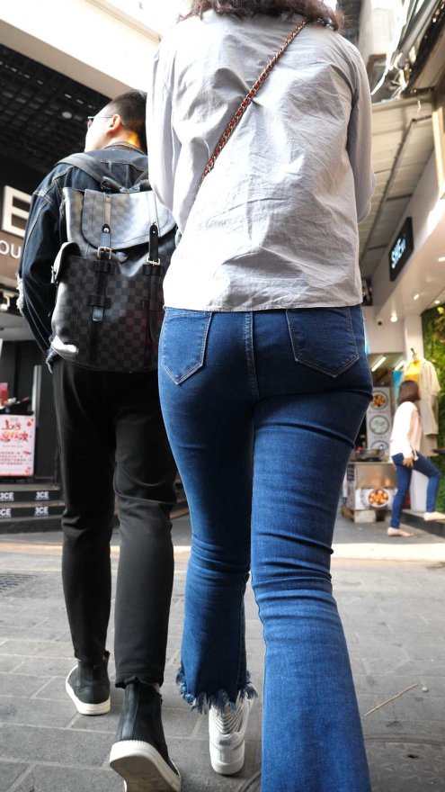 （图）牛仔喇叭裤大翘臀大美女