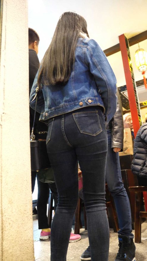 （图）紧身黑牛仔丰臀娇小妹子