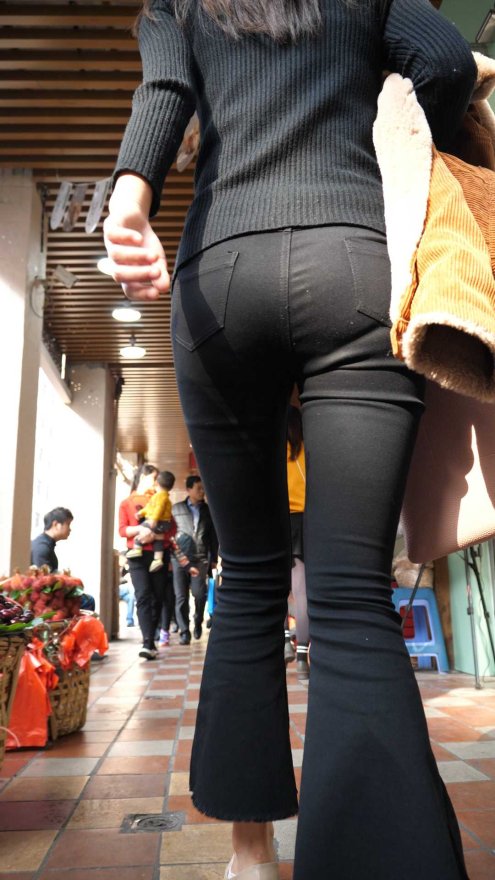 （图）高挑黑裤宽臀紧内痕大美女