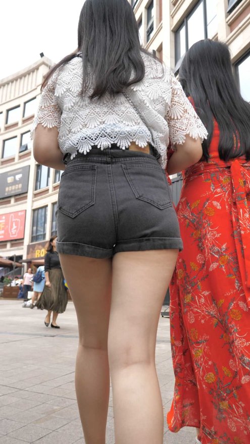 （图）牛仔短裤巨臀大长腿少妇