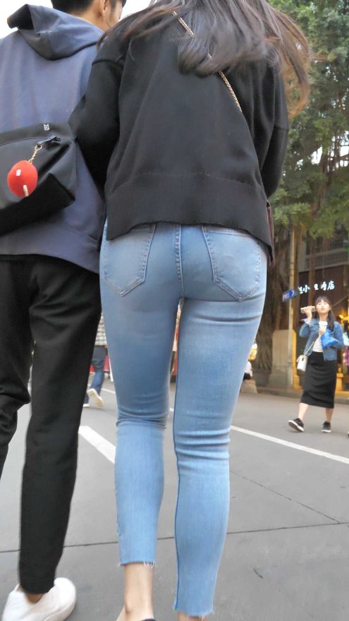 (图)超紧蓝牛大翘臀金三角大美女