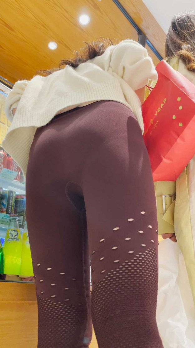 瑜伽裤小阿姨逛街，尽显黄金比例身材