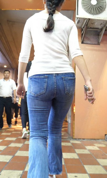（图）牛仔紧身大肥臀熟女
