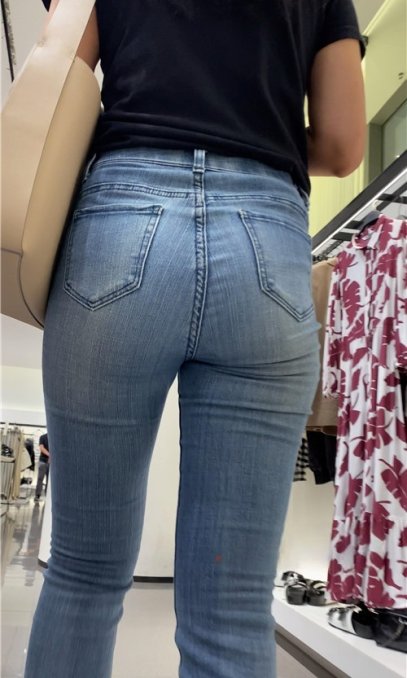 商场里的气质紧牛美女[1.77G/MP4]