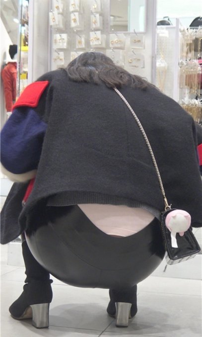 商场里的黑皮裤美女[5.34G/MP4]