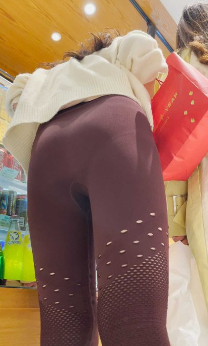 瑜伽裤小阿姨逛街，尽显黄金比例身材