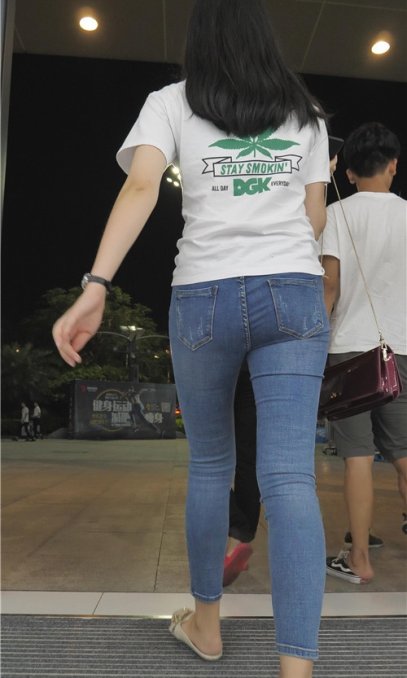 蓝色牛仔紧身裤小姐姐[3.41G/MP4]