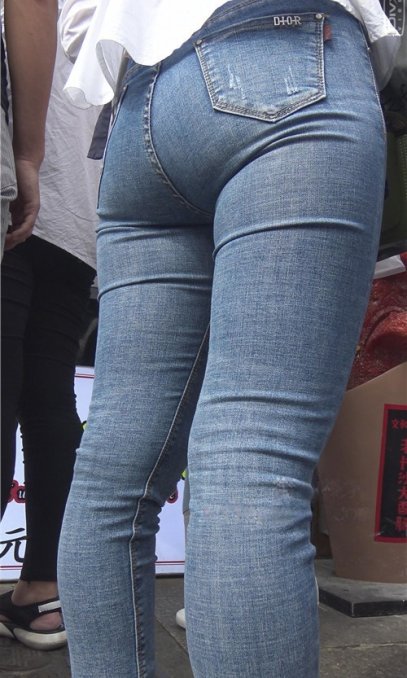 紧身蓝色牛仔裤小姐姐[3.62G/MP4]