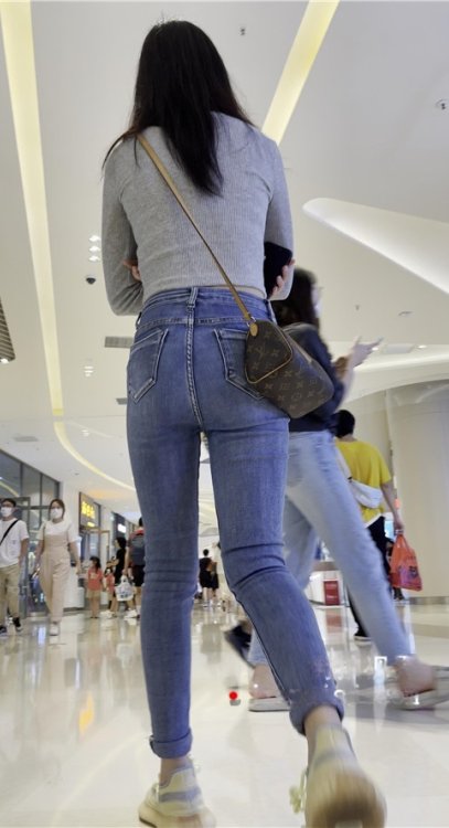 商场里的紧牛美女[1.54G/MP4]