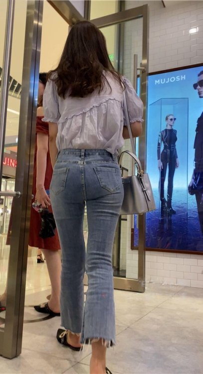 紧身牛仔小姐姐[3.47G/MP4]