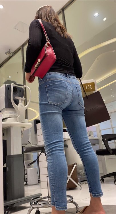 蓝色牛仔裤美女[537M/MP4]