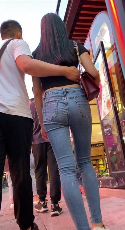 很开心的牛仔裤小姐姐[1.66G/MP4]