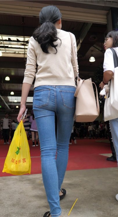 蓝色牛仔裤美女[2.69G/MP4]