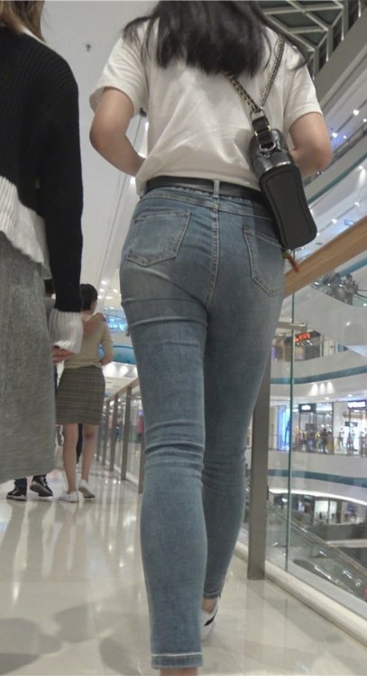 白衣紧牛美女[3.16G/MP4]