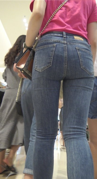 粉衣蓝牛小姐姐[828M/MP4]