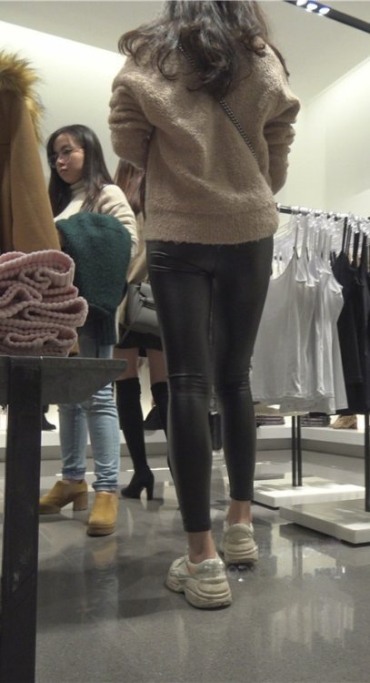 商场里的黑皮裤MM[2.02G/MP4]