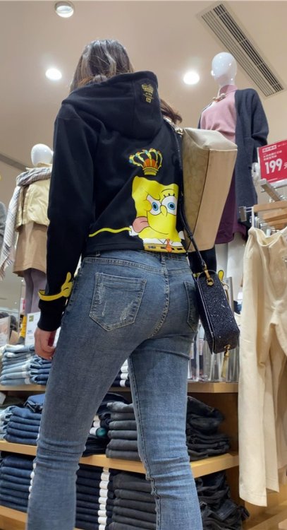 和母亲一起逛商场的牛仔美女[1.54G/MP4]