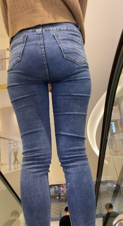 圆润牛仔裤翘屯美女[522M/MP4]