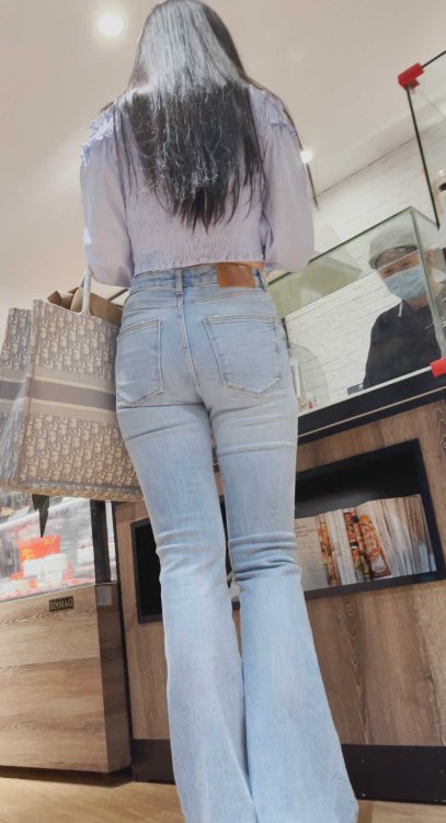 一个人穿着紧身牛仔裤逛街应该很无聊