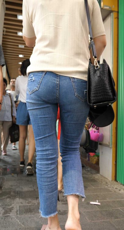 饱满紧身蓝牛大宽臀少妇