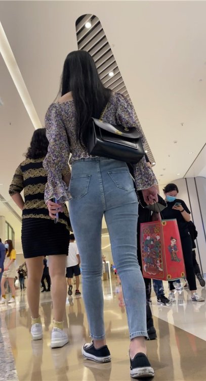 街拍牛仔裤美女[787M/MP4]