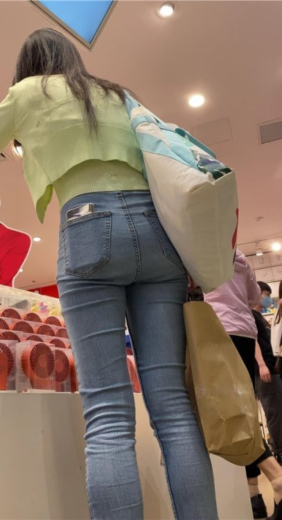 商场里的牛仔裤小姐姐[2.87G/MP4]