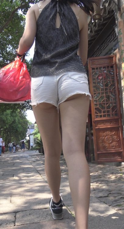 白色热裤月牙小妹[5.2G/MP4]