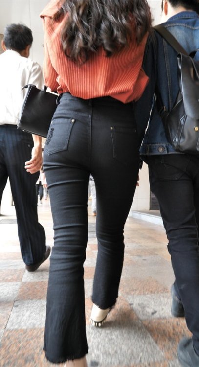 黑色紧身裤小姐姐[1.81G/MP4]