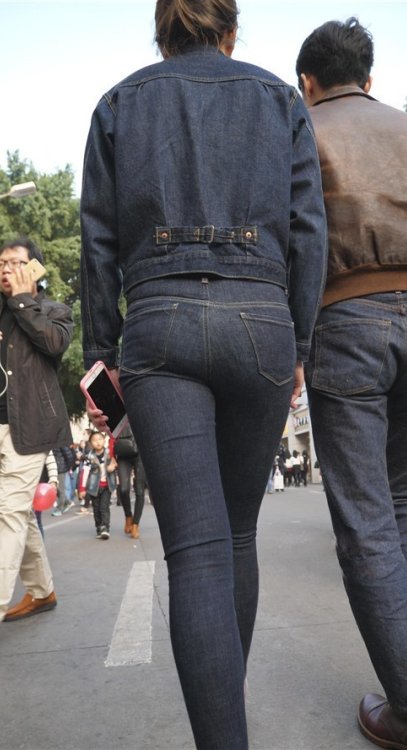 牛仔装紧身小姐姐[3.3G/MP4]