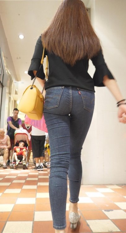 紧身蓝牛小妹[1.48G/MP4] 臀型超好