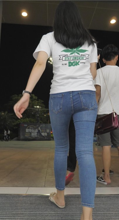 蓝色牛仔紧身裤小姐姐[3.41G/MP4]