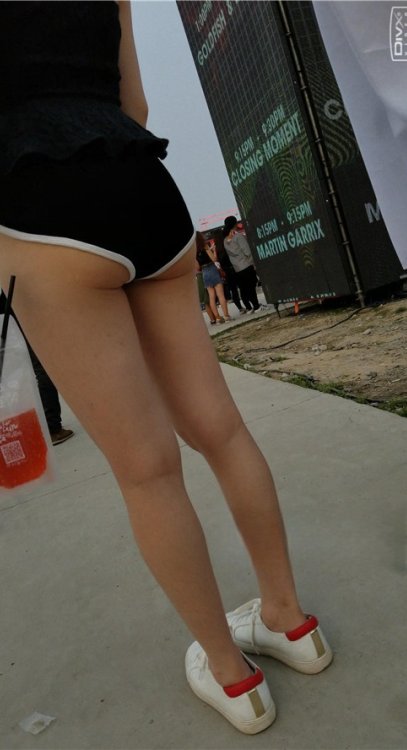 黑色小短裤月牙妹子[338M/MP4]