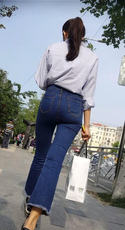 牛仔紧身丰腴美女[2.7G/MP4]