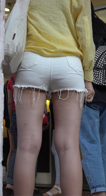 漂亮的白色热裤美女[2.3G/MP4]