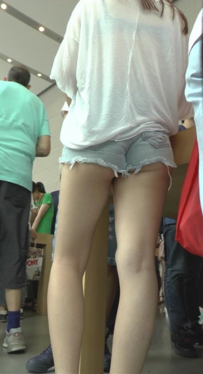 清纯长腿短裤月牙小姐姐[344M/MP4]