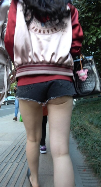 黑色热裤月牙小姐姐[1.45G/MP4]